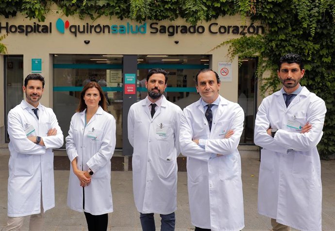 De izquierda a derecha, el doctor Alberto Aliaga Verdugo, Paloma Carrasco Vergara , Isaías Alarcón del Agua, Salvador Morales Conde y Felipe del Valle Pascual, del nuevo Centro de Excelencia en el Tratamiento de la Obesidad de Quirónsalud.