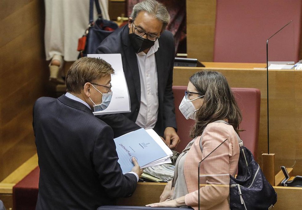 Archivo - La vicepresidenta de la Comunidad Valenciana, Mónica Oltra (1d), y el 'president' de la Generalitat, Ximo Puig (1i), conversan durante un pleno de Les Corts