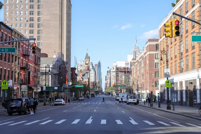 Archivo - 11 April 2020, US, New York: A general view of a street at Manhattan area as it appears empty amid the spread of the Coronavirus pandemic. Photo: William Volcov/ZUMA Wire/dpa