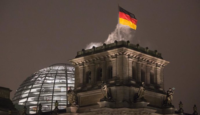 Archivo - FILED - 07 January 2016, Berlin: A German flag flies atop the Reichstag. The German government wants to protect symbols of democracy from abuse by right-wing populists. Photo: Lukas Schulze/dpa