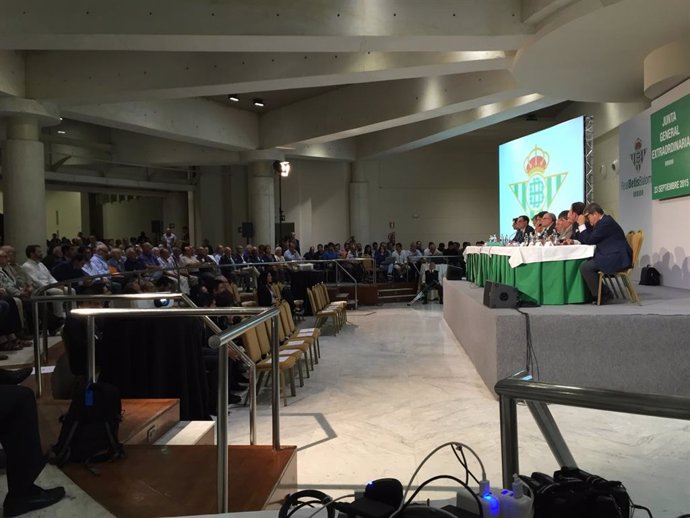 Archivo - La asamblea general del Betis de 2015 fue el primer encuentro en probar la tecnología SIGA de Soltel.