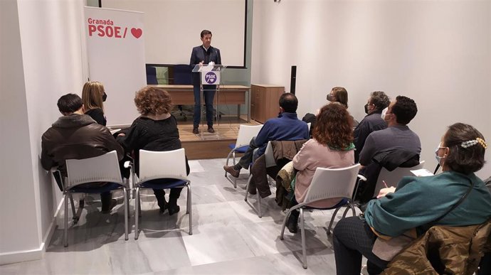 El alcalde de Granada, Francisco Cuenca, en el acto del PSOE de la capital en conmemoración del 25 de noviembre