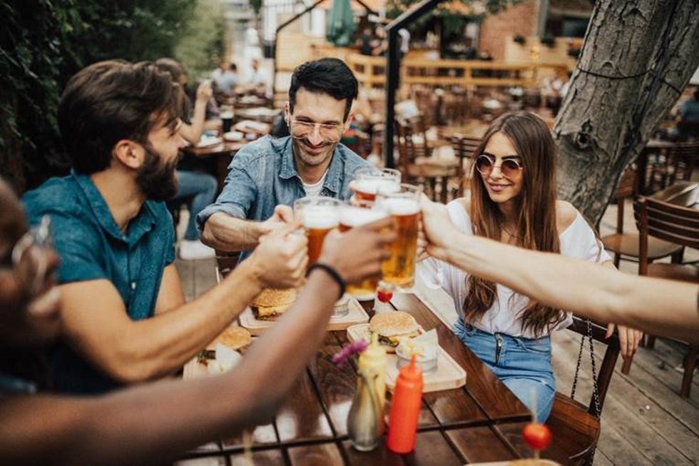 El 60% de viajeros está deseando conocer gente nueva durante las vacaciones, según Booking.Com.