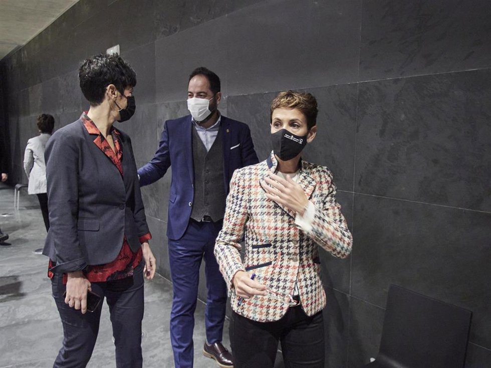 (I-D) La consejera de Economía y Hacienda del Gobierno de Navarra, Elma Saiz; el parlamentario del PSN Ramón Alzórriz y la presidenta del Gobierno de Navarra, María Chivite, en el Parlamento de Navarra.