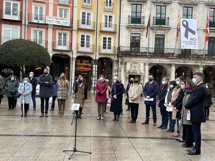 Representantes de la corporación municipal de Burgos durante el minuto de silencio con motivo del Día Internacional de la Eliminación de la Violencia de Género en la plaza Mayor.