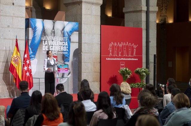 La presidenta de la Comunidad de Madrid, Isabel Díaz Ayuso, interviene en el acto institucional de conmemoración del 25N, en la Real Casa de Correos, a 25 de noviembre de 2021