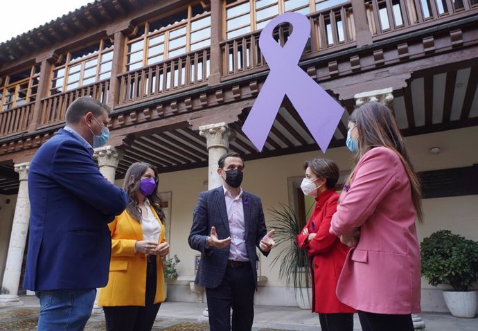 En el centro, Conrado Íscar, junto a los representantes de los distintos grupos políticos adheridos a la declaración, en el patio del Palacio de Pimentel.