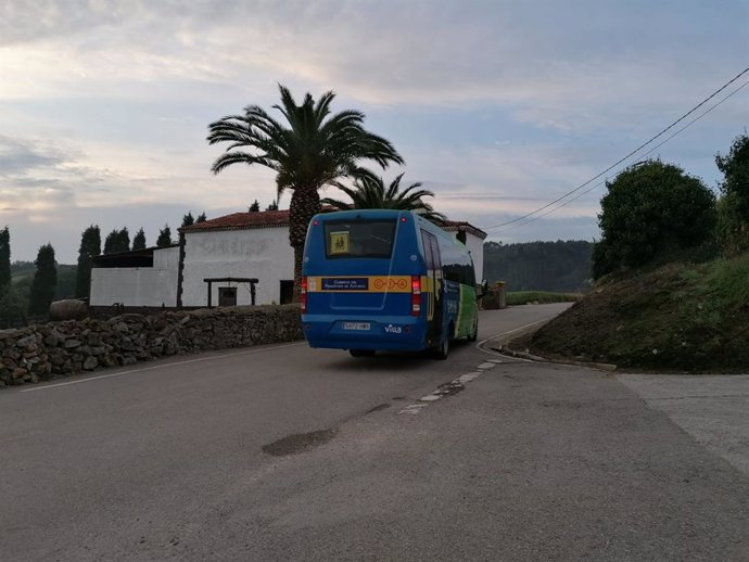 Archivo - Transporte escolar en la zona rural de Asturias.