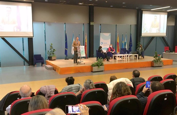 El consejero de Salud, Pablo Fernández, y la alcaldesa de Avilés, Mariví Monteserín, en la X Jornada de la Sociedad de Enfermería Familiar y Comunitaria de Asturias 'Nuevos tiempos para la atención primaria: de los centros de salud a las comunidades'.
