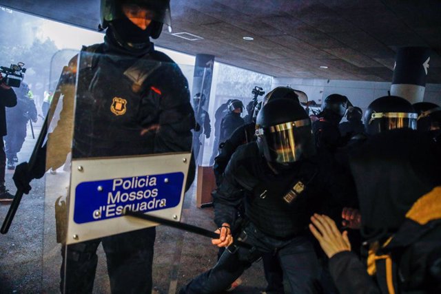Diversos mossos d'esquadra carreguen contra estudiants a la UAB