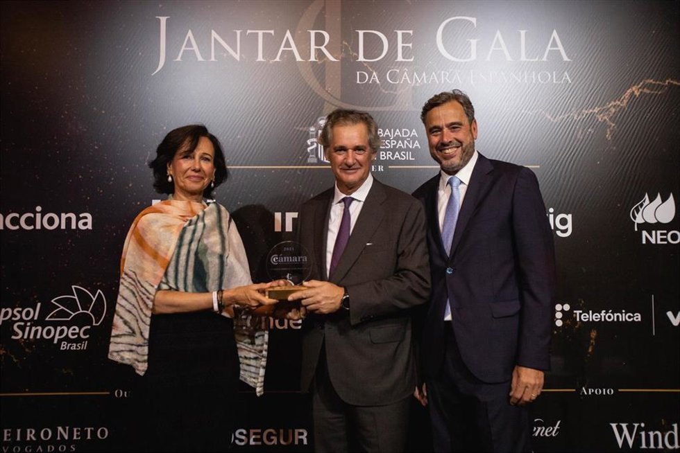 Archivo - De izda. A dcha.: Ana Botín, presidenta de Banco Santander; José Manuel Entrecanales, presidente de ACCIONA, recibiendo el premio; Marcos Madureira, presidente de Cámara Oficial Española de Comercio en Brasil