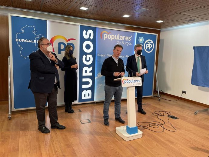 En el centro de la imagen el presidente provincial del PP, Borja Suárez.