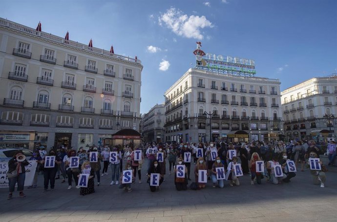 Archivo - Varias mujeres con carteles participan en una concentración convocada por el Foro de Madrid contra la violencia hacia las mujeres como protesta por los asesinatos machistas, a 25 de mayo de 2021