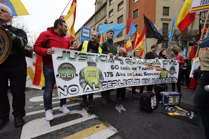 Archivo - Asistentes a una protesta de JUCIL en Pamplona, en febrero de 2020