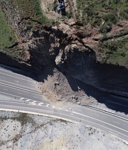 Archivo - Imagen de archivo del derrumbe del talud de tierra en la A-7 en Castell de Ferro (Granada) tomadas por los investigadores de la UGR