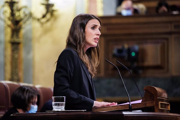 La ministra de Igualdad, Irene Montero, interviene en una sesión plenaria en el Congreso de los Diputados, a 24 de noviembre de 2021, en Madrid, (España). 