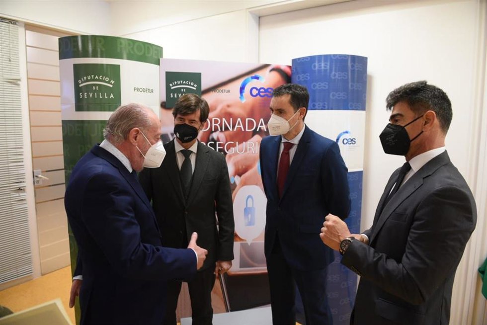El presidente de la Diputación de Sevilla, Fernando Rodríguez Villalobos, y el presidente de la CES, Miguel Rus, han inaugurado las jornadas sobre ciberseguridad en la sede de la institución provincial.