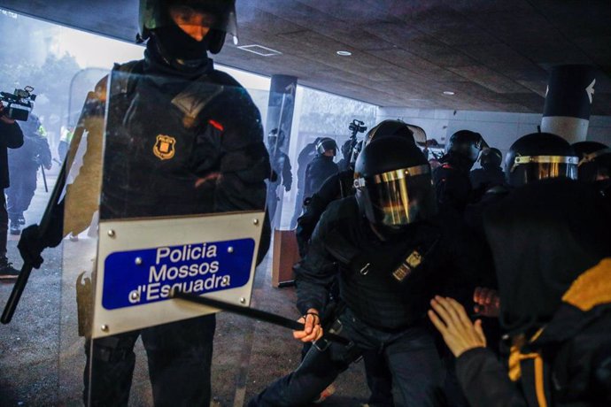 Varios mossos d'esquadra cargan contra estudiantes de la Universitat Autnoma de Barcelona (UAB) que protestan contra el acto En defensa de la libertad  en el campus de Cerdanyola del Valls, a 25 de noviembre de 2021, en Cerdanyola del Valls, Barcel