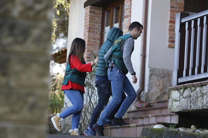 Archivo - Pedro Luis Nieva Abaigar, de 48 años, presunto inductor del asesinato del concejal de IU de Llanes, Javier Ardines, acompaña a varios agentes de la Guardia Civil a efectuar el registro de su domicilio en la parroquía de Pría (LLanes).    