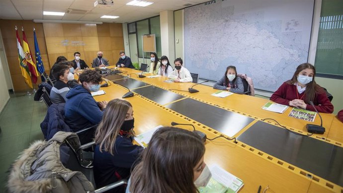 Dorado y Uruñuela reciben a los alumnos que han participado en la V Conferencia Confint 'Cuidemos el Planeta'