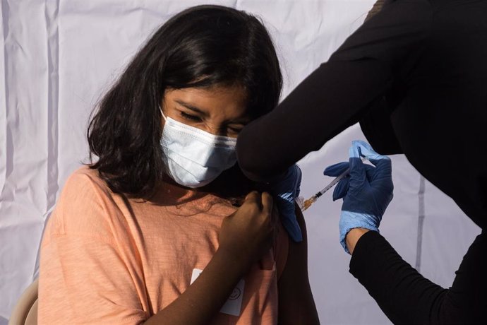 05 November 2021, US, Los Angeles: A girl receives the Pfizer COVID-19 vaccine during a vaccination campaign for children 5 to 11 years old at Clinton Elementary School. Photo: Ringo Chiu/ZUMA Press Wire/dpa