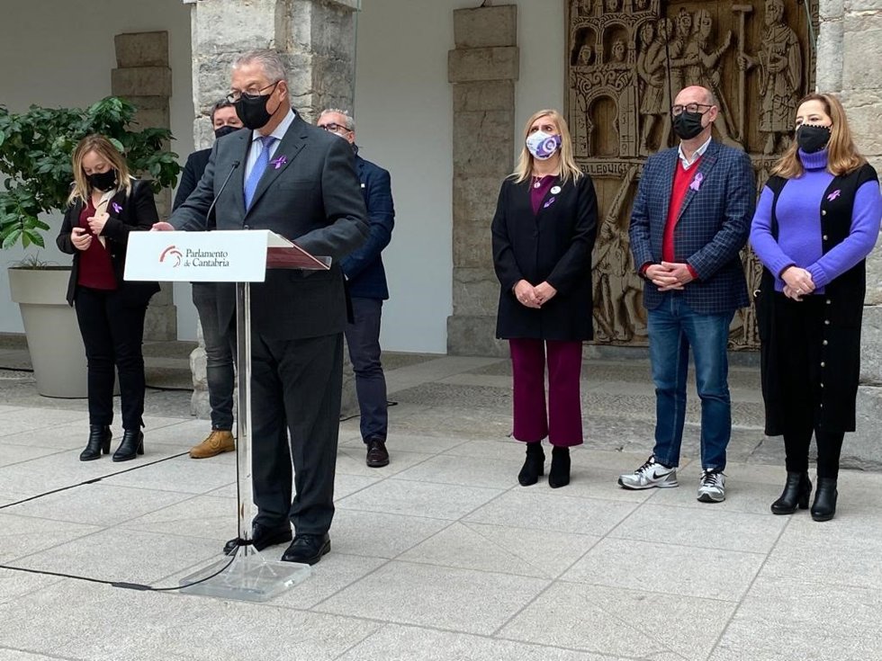 El presidente del Parlamento de Cantabria, Joaquín Gómez, en el acto de lectura del manifesto del 25N
