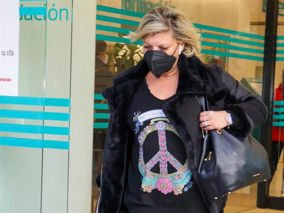 Terelu Campos saliendo de la Fundación Jiménez Díaz