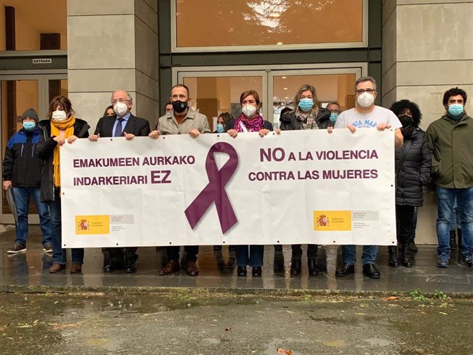 El delegado del Gobierno en Euskadi, Denis Itxaso, y trabajadores de la Subdelegación en Gipuzkoa se concentran contra la violencia machista