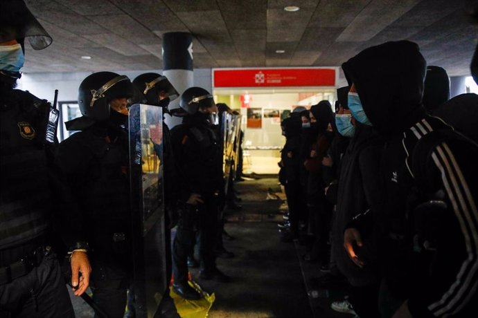 Varios mossos d'esquadra, frente a estudiantes de la Universitat Autnoma de Barcelona (UAB) que protestan contra el acto En defensa de la libertad  en el campus de Cerdanyola del Valls, a 25 de noviembre de 2021, en Cerdanyola del Valls, Barcelona,