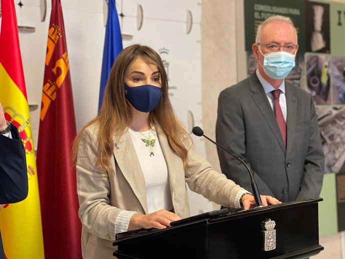 La portavoz del PP en el Ayuntamiento de Murcia, Rebeca Pérez, junto al concejal Antonio Navarro