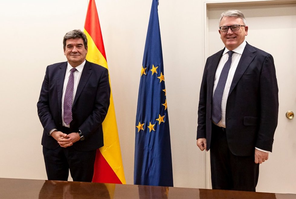 El ministro de Inclusión, Seguridad Social y Migraciones, José Luis Escrivá (i), junto con el comisario europeo de Empleo y Derechos Sociales, Nicolas Schmit (d), este jueves, 25 de noviembre de 2021, en la sede del Ministerio, en Madrid.