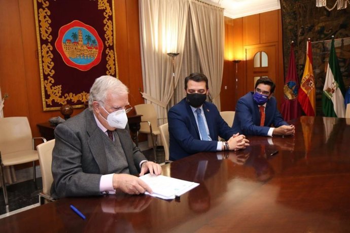Firma de la cesión oficial de los terrenos que se destinarán a un nuevo consultorio en Villarrubia.