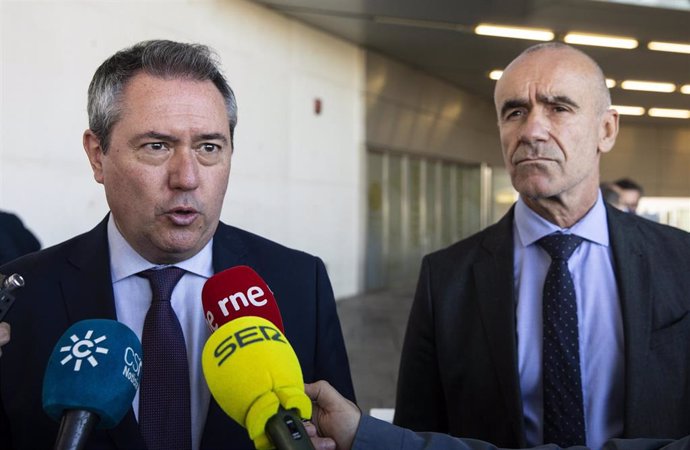 El secretario general del PSOE-A, y alcalde de Sevilla, Juan Espadas (i), junto al concejal de Turismo del Ayto. de Sevilla, Antonio Muñoz.