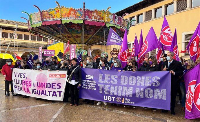 Concentración de CCOO y UGT en la Plaza del Olivar de Palma en conmemoración al 25N.