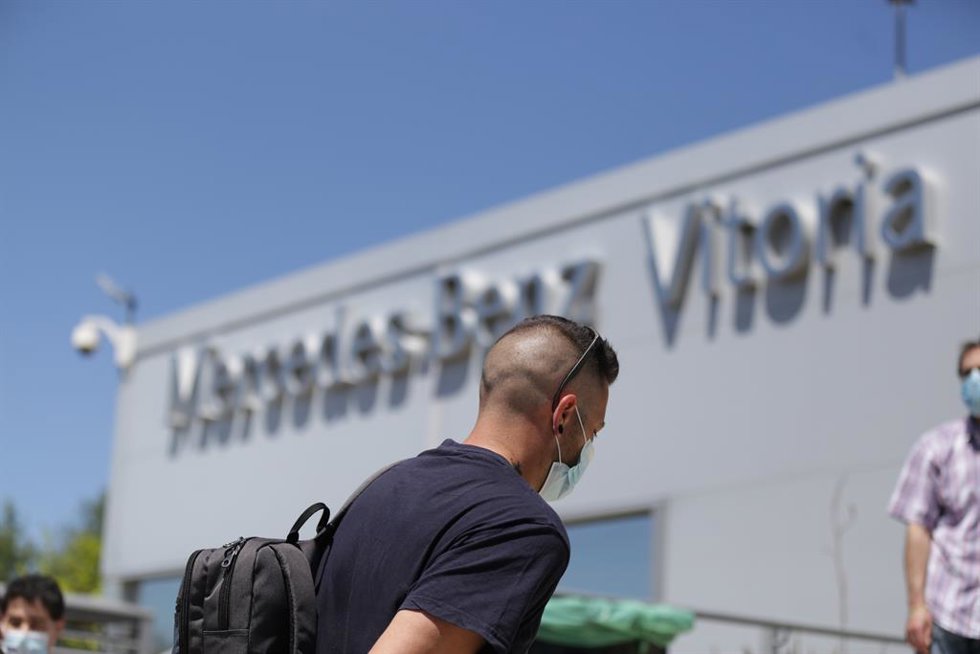 Archivo - Un trabajador con mascarilla de la planta de Mercedes-Benz de Vitoria