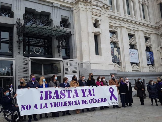 Minuto de silencio en la sede del Ayuntamiento de Madrid contra la violencia de género
