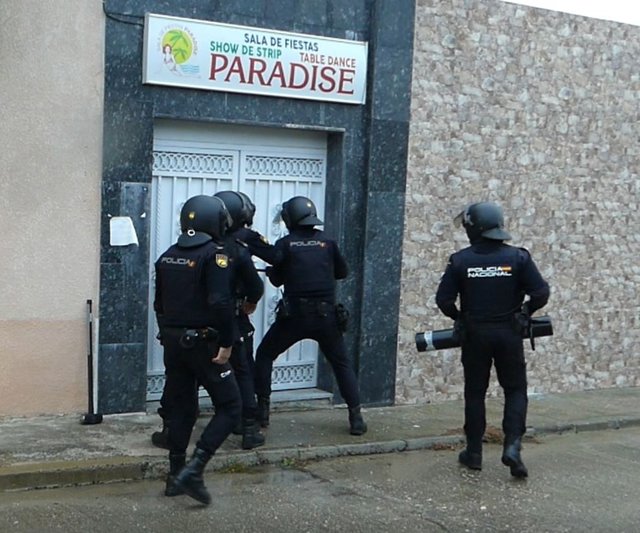 Agentes en uno de los dos registros en Fuentes de Oñoro (Salamanca).
