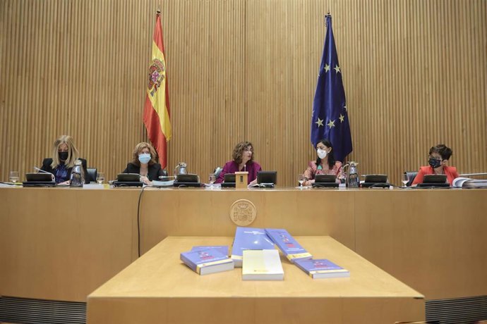 Archivo - (I-D) La secretaría de Estado de Función Pública, Lidia Sánchez Milán; la secretaria de Estado de Hacienda, Inés María Bardón; la ministra de Hacienda y Función Pública, María Jesús Montero.