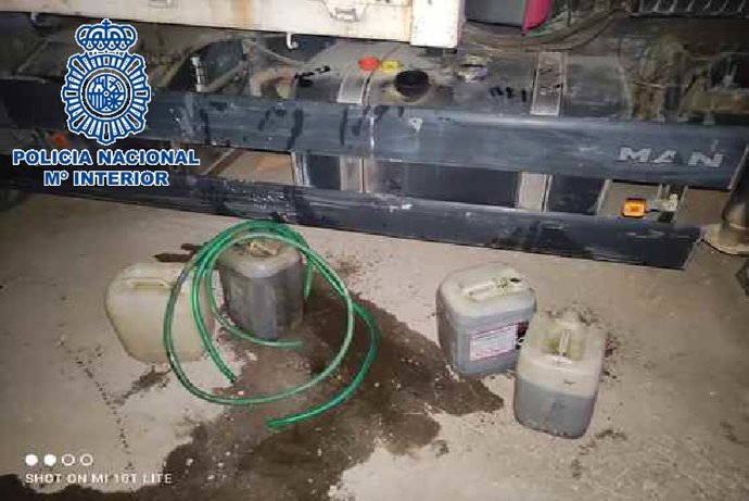 Detenido `por la Policía Nacional un hombre al que sorprendieron cuando robaba combustible de un camión con una manguera