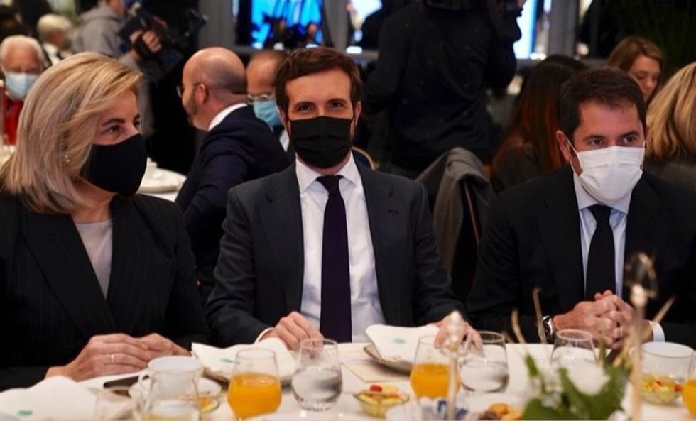 El líder del PP, Pablo Casado, asiste al desayuno del presidente de Cepyme, Gerardo Cuerva, organizado por Nueva Economía Fórum. Le acompaña en la mesa la exministra de Trabajo Fátima Báñez. En Madrid, 25 de noviembre de 2021.