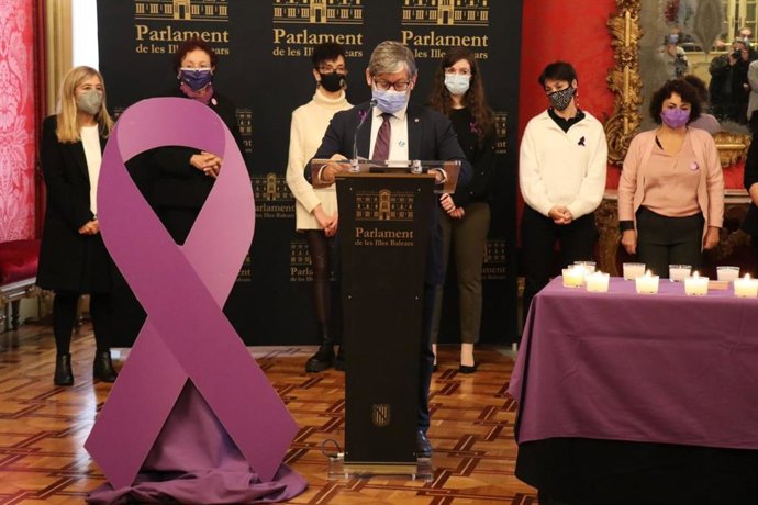 Archivo - El presidente del Parlament, Vicen Thomas, interviniendo en el acto por el 25N en el Parlament.