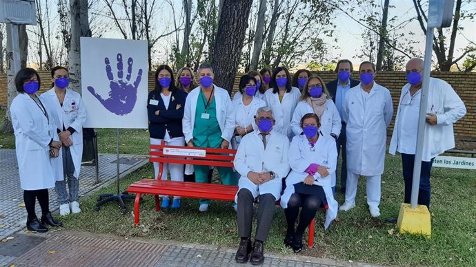 El Hospital Infanta Elena se ha sumado la campaña internacional del 'Banco Rojo' en apoyo a las mujeres que han sufrido violencia de género con la instalación de este banco en el centro hospitalario.