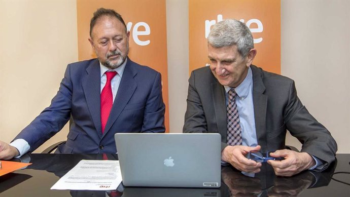 Ángel García Castillejo, director de Área de Políticas Audiovisuales, Servicio Público e Internacional de RTVE, junto al presidente de RTVE, José Manuel Pérez Tornero.