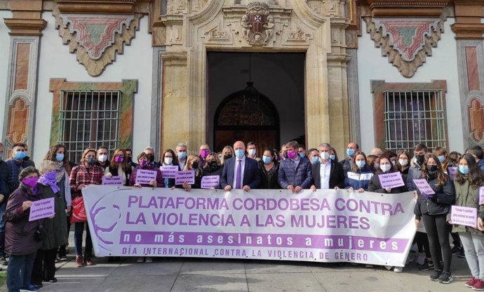 El presidente de la Diputación de Córdoba, Antonio Ruiz (centro), encabeza la concentración contra la violencia de género.