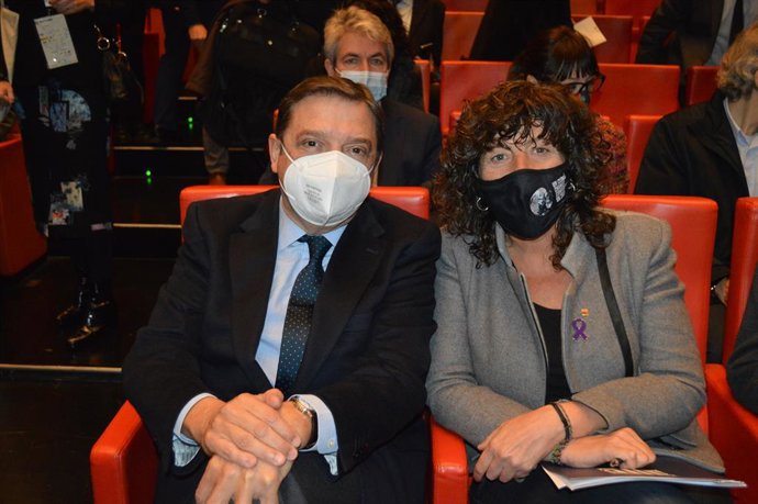 El ministro de Agricultura, Pesca y Alimentación, Luis Planas, y la consellera de Acción Climática, Alimentación y Agenda Rural, Teresa Jord, en el Foro para el Impulso de la Transformación Digital en el Sector Agroalimentario Datagri 2021.