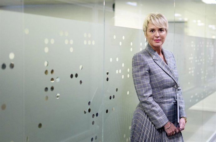 La secretaria de Estado de Digitalización e Inteligencia Artificial y presidenta de Red.es, Carme Artigas, posa después de un encuentro informativo, en las oficinas de Red.es, a 24 de noviembre de 2021, en Madrid, (España). El objetivo del encuentro es 