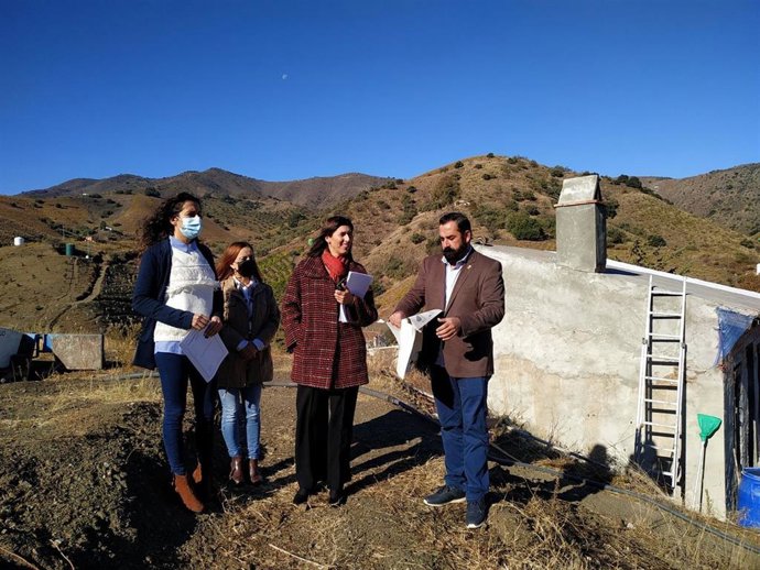 La delegada territorial de Regeneración, Justicia y Administración Local, Mónica Alejo, visita las obras del futuro Centro Cultural de Interpretación de la Pasa en El Borge.