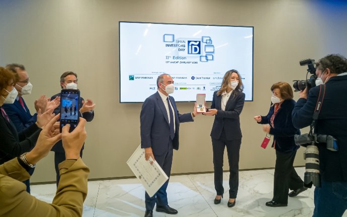 Archivo - Benito Berceruelo, presidente del SID y CEO de Estudio de Comunicación junto a Xiana Méndez, secretaria de Estado de Comercio, en el acto de entrega de la Cruz de Oficial al Mérito Civil.