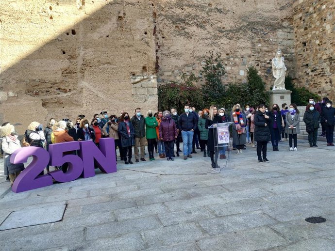 Acto del 25N organizado por el Ayuntamiento de Cáceres en el que se han repartido flores y se ha estrenado una canción contra la violencia machista