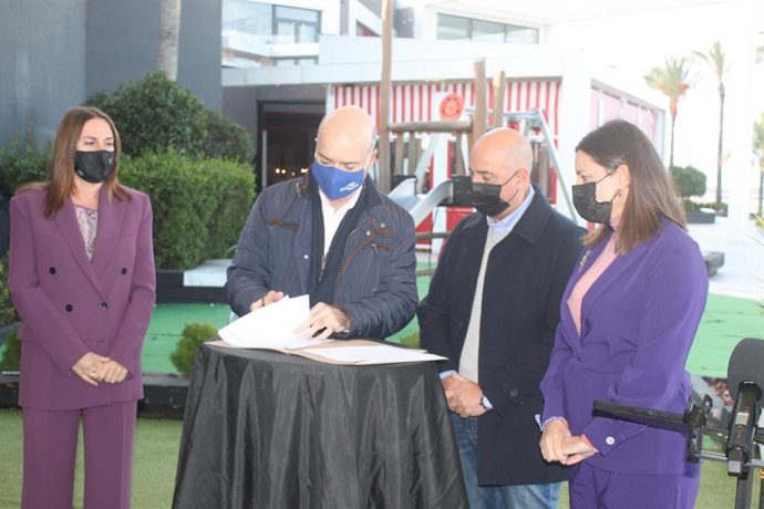 La alcaldesa de San Fernando, Patricia Cavada, ha asistido a la rúbrica del acuerdo entre el gerente del centro comercial Bahía Sur, Pablo Vivancos, y el presidente de la Asociación Isleña de Hostelería y Turismo (Asihtur), Antonio Páez.